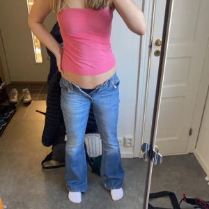 Utsvängda Lågmidjade Levis jeans - Supersnygga lågmidjade levis jeans som är bootcut !! Det är modellen 544. De är i storlek 28 / 34 , så typ xs / s .  Om man inte är så lång kan man ju såklart sy upp de💕 Perfekt ljusblå färg nu för våren!!