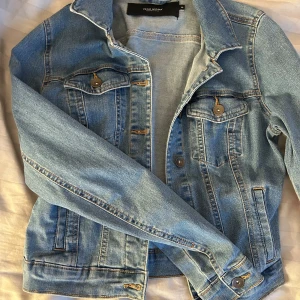 Blå jeansjacka - Blå jeansjacka från Vero moda. Använd men i fint skick. 
