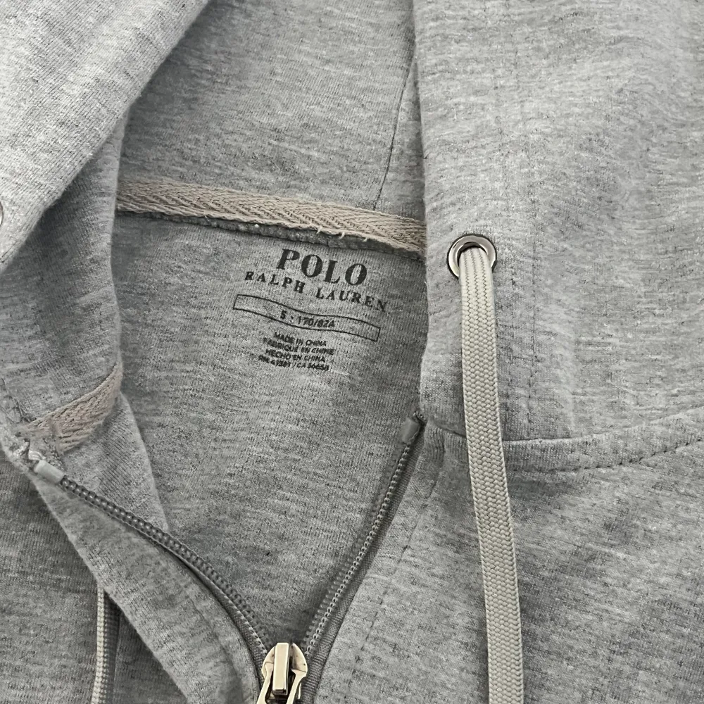 Den här feta polo ralph lauren zip hoodien är i otroligt grymt skick och har bara andvänds några gånger För storleken så är det 170 - S men passar även större och mindre. Tröjor & Koftor.