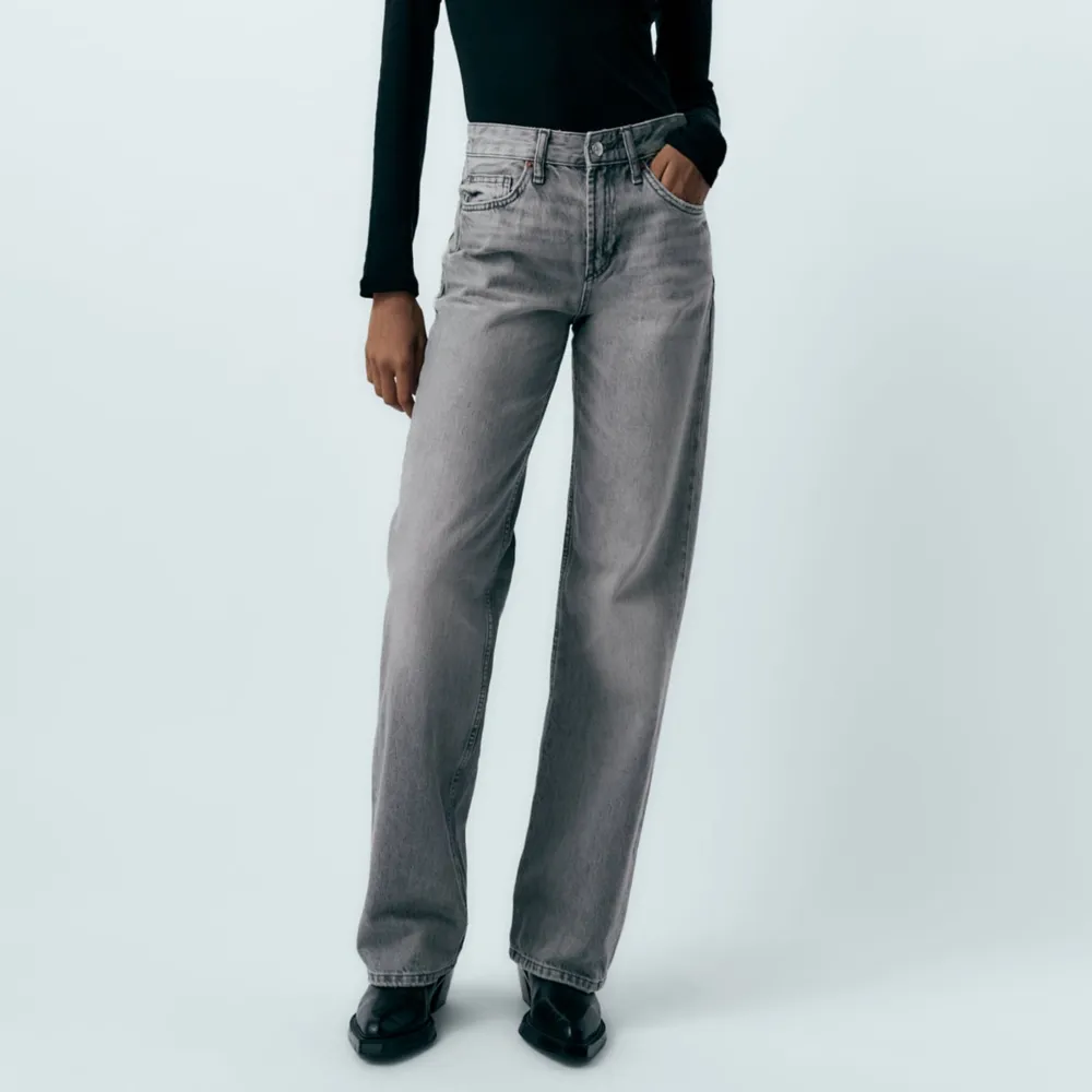 Säljer dessa gråa mid waist jeans från zara. Använd 2 gånger och är i storlek 36☺️nypris 399. Jeans & Byxor.