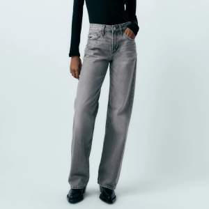 Säljer dessa gråa mid waist jeans från zara. Använd 2 gånger och är i storlek 36☺️nypris 399