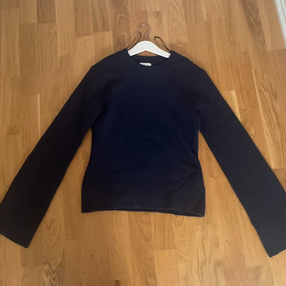 Jättefin mörkblå tröja, ser svart ut på första bilden, men andra bilden visar bättre. Rätt så ny, inga defekter. Originalpris 299kr. . Tröjor & Koftor.