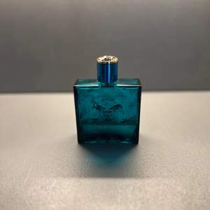 Säljer den här parfymen för har  tröttnat🥱 Det är 25 ml, men är ursprungligen 100ml. Kontakta gärna mig om ni har några funderingar eller vill ha fler bilder! OBS priset kan alltid sänkas🤩