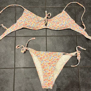 Bikini - Skit söt bikini från hollister som knappt är använd! Jätte fräsch och fin💞