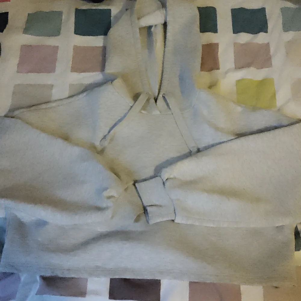 En grå cropped hoodie från Gina . Hoodies.
