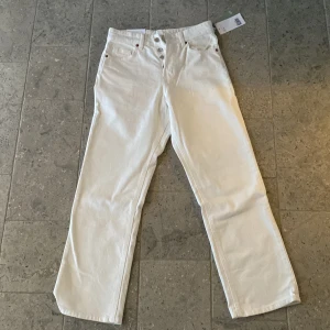 H&M jeans  - Säljer den här snygga jeansen som är helt nya, till och med prislappen sitter kvar. Hör av er om ni vill köpa 
