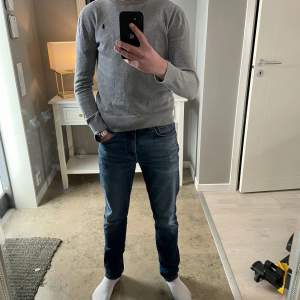 En riktig skön Ralph Lauren tröja som jag nu säljer för att den är för liten. Den är i storlek 14-16 så jag skulle säga att den passar från ca 165-173 cm. Jag är 175 cm, skicket är 10/10 förutom det som syns på sista bilden där det finns en slitning.