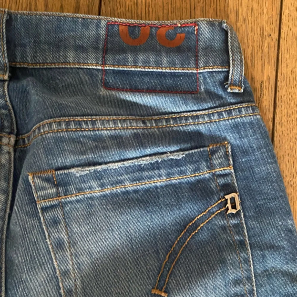 Dondup jeans i storlek 30. Cond 8/10. Nypris 2499, köp för endast 799. Hör av dig gärna vid minsta fundering o för fler bilder.. Jeans & Byxor.