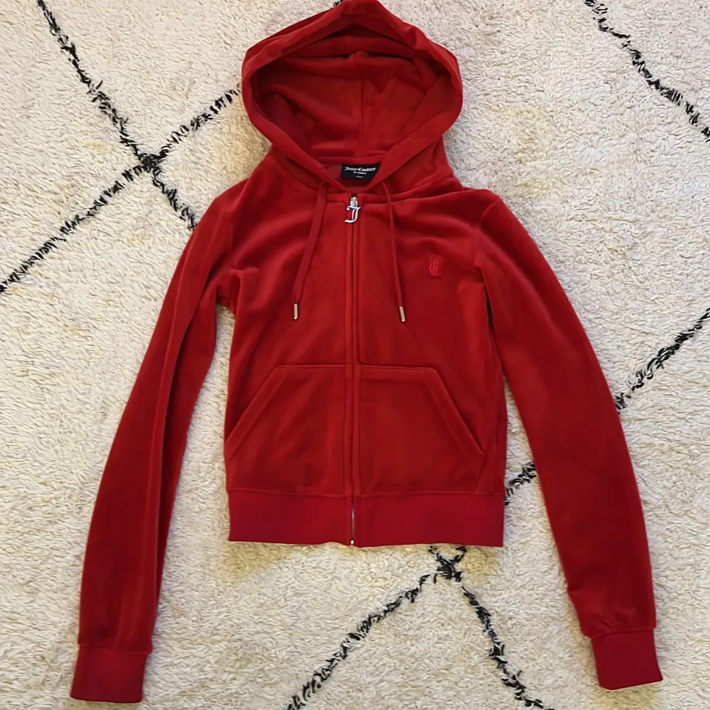 skit snygg röd juicy hoodie! använd mindre än 5 gånger så den är helt som ny!💖 nypris:1200 kr💕 storlek xxs men passar mig som har xs-s 😽🌸. Hoodies.
