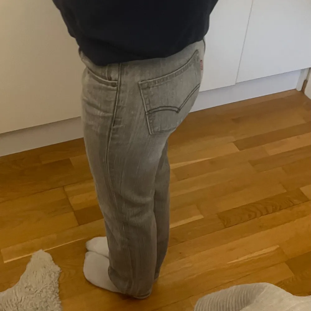  ljusgråa Levìs jeans, storlek 29/32. Jag är 165💗. Jeans & Byxor.