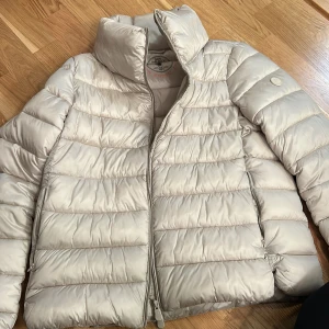 Save the duck i storleken S - Save the duck jacka kort dunjacka i storlek S (size 2) i färgen beige. Kvitto finns att visa om så önskas. Köptes för 2700kr