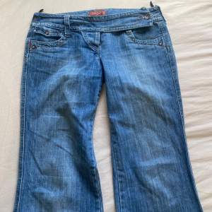 Lågmidjade jeans med innerbenslängden 75 och midjemåttet 40 cm💗