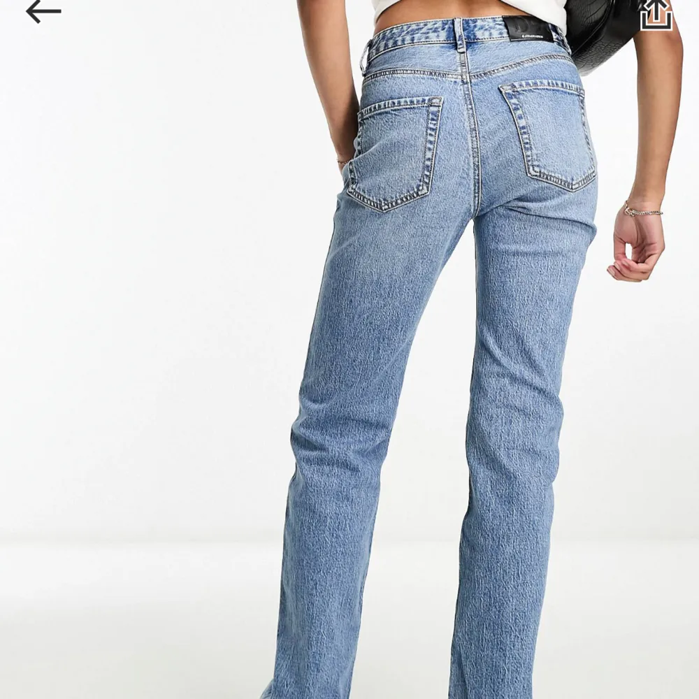 D98 straight jeans från stradivarius i storlek 32, skicka meddelande för mer info eller bilder. Jeans & Byxor.