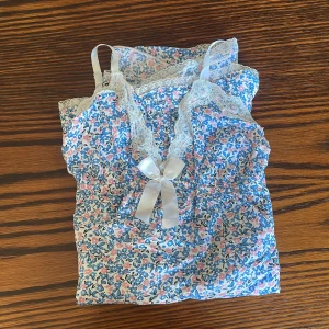 Sommarklänning 💕 - Säljer denna för att den kommer inte till användning, har ingen aning var den är ifrån och jag har aldrig haft på mig den, den är inte så kort, den är också poofy så att säga. Den är större under brösten🩷