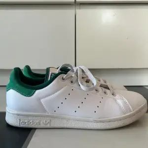 superfina adidas stan smith sneakers med gröna mocka-detaljer, fint skick & endast använda några gånger, 320 + frakt