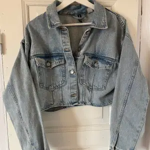 En croppad jeans jacka från Devided H&M. Storlek M men funkar som S. Säljer för att den inte kommer till användning och är knappt använd. Funkar bra till sommaren😁OBS: pris kan diskuteras!