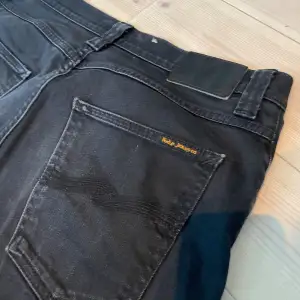 Ett par as feta svarta Nudie jeans. De är knappt använda och är därför i toppskick! Storlek W32 L32 Slimfit. Kontakta för mer info!