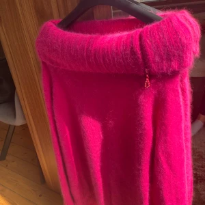 Rosa mysig tröja  - Sitter varmt runt halsen, har även ett blixtlås som möjliggör att öppna upp. Superfin rosa färg! 