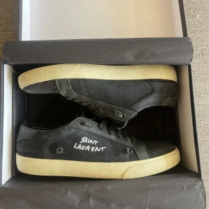 Yves Saint Laurent - Tjena! Nu säljer vi ett par riktigt fräscha sommar sneakers från ysl!🤩 | Skick 9/10 | Köpta på Miinto för 5600kr | Vårt pris 2999 | Allt og ingår (dustbags, Box, autentiska kort och wraping papers) | Släng iväg en fråga vid ytterligare funderingar!🤩