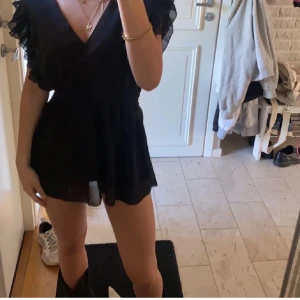 Volang blus från design by si - Jättefin svart blus från design by si, kan användas som klänning 💕bilderna är lånade 💕