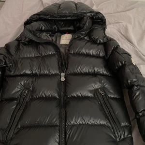 Moncler maya 4500 - Nyskick Storlek 2 M funkar som S Nfc scan qr kod funkar Påsen medföljer Inte äkta