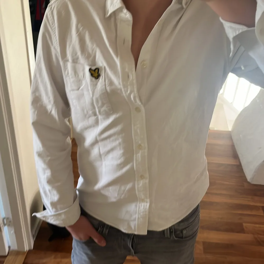 Säljer nu min lyle & scott skjorta då den börjar bli för liten. Den är ganska använd men fortfarande i riktigt bra skick. Storleken är S. Hör av dig för mer frågor!. Skjortor.