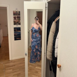 Långklänning  - Från bohoo i storlek 38 men är mer som en 36. Oanvänd med lapp kvar.