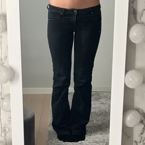 Svarta lågmidjade jeans ❤️ - Super fina lågmidjade jeans ❤️använda fåtal gånger ❤️