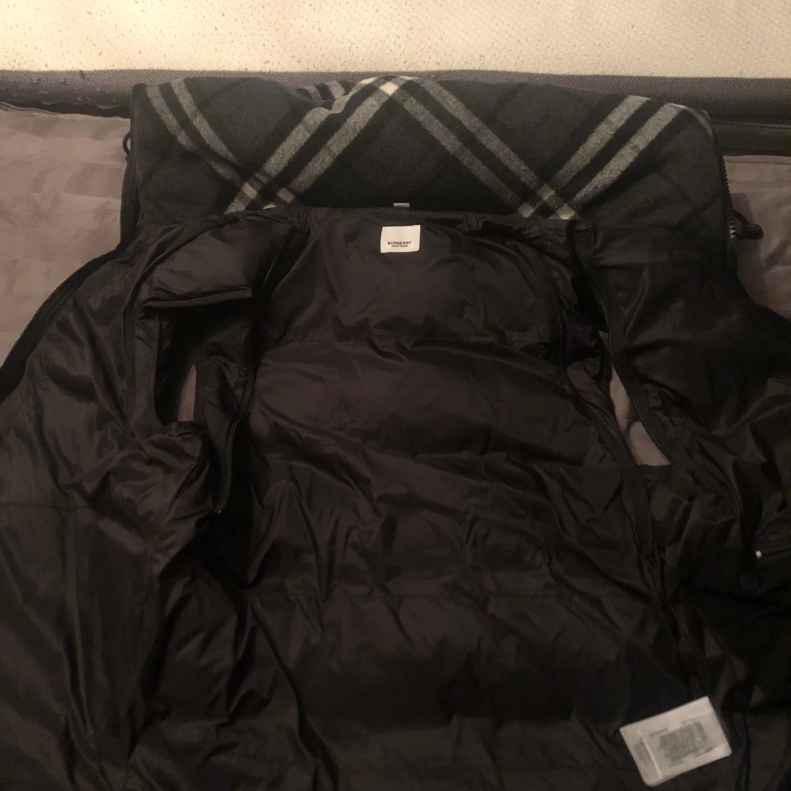 Säljer burberry jacka/Väst. Inte varit så jätte använd, Pris går även att diskuteras! Dm för info/intresse. Produktens påse kommer även följa med där!