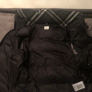 Säljer burberry jacka/Väst. Inte varit så jätte använd, Pris går även att diskuteras! Dm för info/intresse. Produktens påse kommer även följa med där! - Bra skick