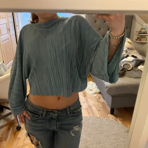 Somrig topp/blus💞 - Turkos och somrig topp/blus med glitter. 💗🫧Jag själv har klippt den kortare!