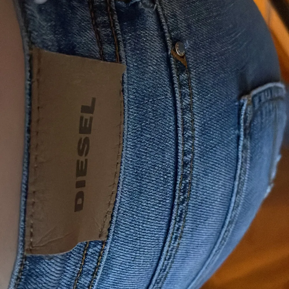 Jätte snygga och unika Lågmidjade bootcut jeans ifrån diesel!! Storlek 26/32 Skriv göra privat för fler bilder eller funderingar .. Jeans & Byxor.