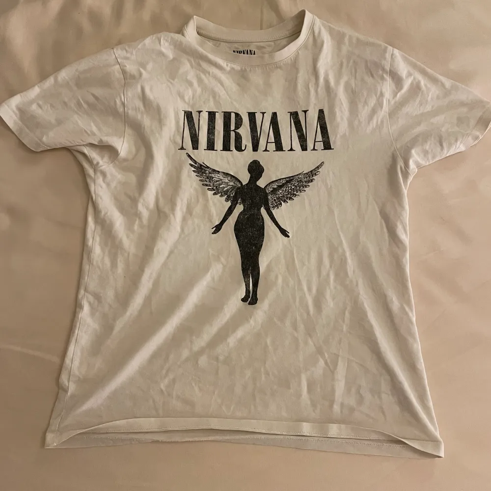 Nirvana t-shirt. Använd men inga fläckar eller hål. Storlek 170 men är som en XS. T-shirts.