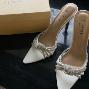 Simmi London klackar  - Säljer ett par klackar från simmi London i storlek 38, har aldrig använt och är helt nya! 