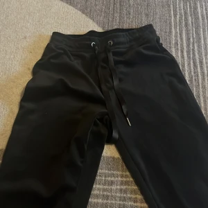 Svarta byxor  - Svarta byxor från gina , jag tycker dom är jätte sköna 😍😍