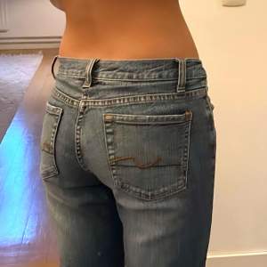 Supersnygga Lågmidjade flare jeans  från märket Tiffi. Innerbenslängd ca 82cm midja ca 35cmx2💕 storlek Xs/S ungefär. Jag är 166💕 pris kan diskuteras 