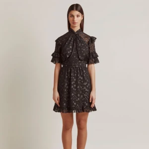 By Malina klänning - Säljer denna snygga festklänningen, andvänd endast en gång, därav inga defekter. Precis som ny! Klänningen säljs inte längre, nypris runt 3500 och uppåt.