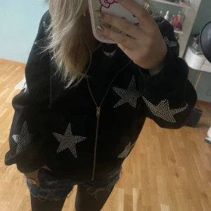 Zip up hoodie - Jätte fin hoodie men stjärn detaljer 💖💖 bra skick 