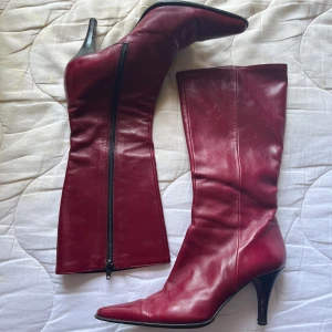 Vinröda boots - Oanvända vinröda läderboots! Säljer pga för liten storlek.