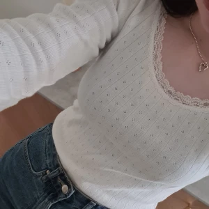 Brandy Melville tröja  - Köpt här på plick, men säljer igen på grund av inte riktigt min stil. Bra skick! 100% bomull.🌸