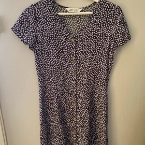 Klänning  - Jättefin blommig klänning som tyvärr inte kommer till användning. Perfekt nu i sommar. Storlek 158 vilket motsvarar Xs ungefär. Pris kan absolut diskuteras💓