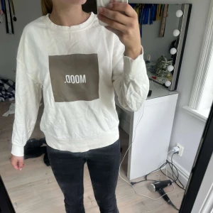 Tjocktröjan  - En tjocktröjan me tryck Knappt använd  Axelbrett-55cm  Längd- 54 cm