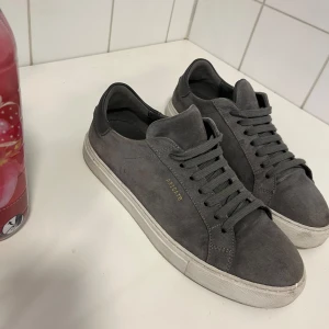 Arigatos! - Arigato skor! Skicket är 9/10. Använt dom typ fem gånger! Priset är inte hugget i Sten men vid snabb affär får du bättre pris, du får också låda och dustbag! Byten funkar också, litet hål där framme som knappt syns 