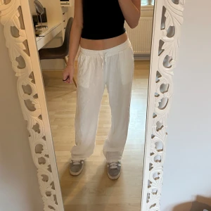 Linnebyxor - Säljer dessa linnebyxor från Lindex. De är från barnavdelningen men passar mig som har xs. Köpta förra sommaren. Priset kan diskuteras 💕