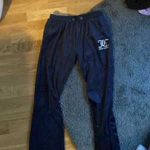 juciy couture<3 - helt ny, från england, använt 1 gång<3  pris kan diskuteras:) mörk blå, glittrig:D