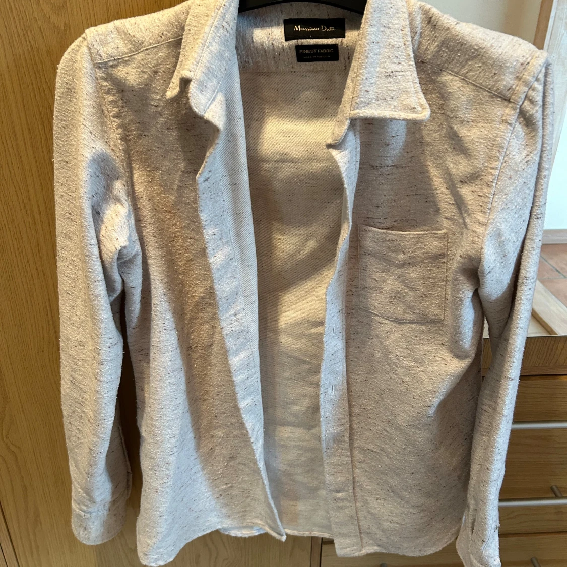 Massimo dutti skjorta i en beigevit färg