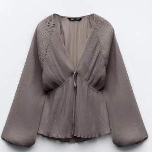 Säljer jätte fina blusen som är slutsåld på Zaras hemsida, passar nog både S och M