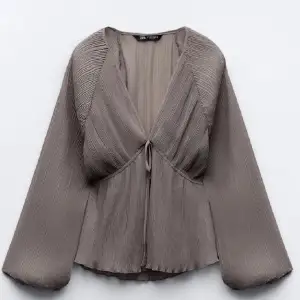 Säljer jätte fina blusen som är slutsåld på Zaras hemsida, passar nog både S och M