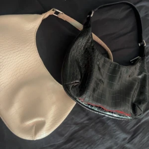 Väska - Fina handväskor, använder inte därför jag säljer. 70/st  Orginella priset 300kr/st 🩷