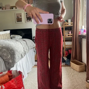 Zara byxor  - Fina zara byxor som är rätt tunga i materialet🙂Dom är uppsydda då jag är 162cm så dom passar den längden perfekt , dessutom när man vill ha dom lågmidjade! St M men jag tycker den passar en S med!